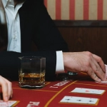 Блэкджек в казино - карты и фишки на игровом столе