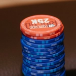 Онлайн казино с игровыми фишками и картами на экране компьютера