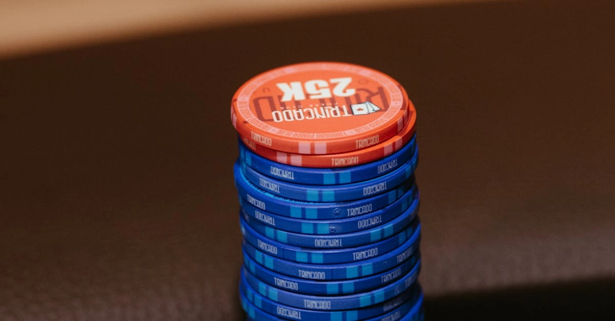 Онлайн казино с игровыми фишками и картами на экране компьютера